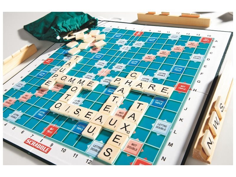 Plateau de Scrabble avec mots formés en français