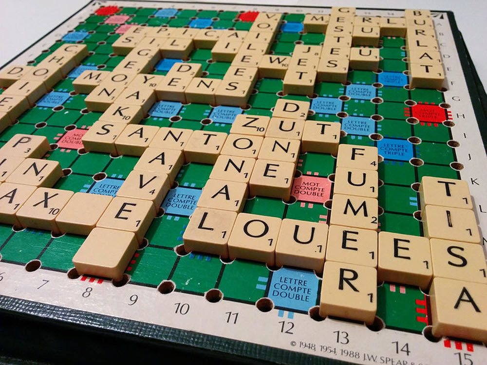 Mots placés sur un plateau de Scrabble pendant une partie