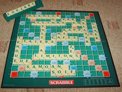 Plateau de Scrabble avec plusieurs mots formés pendant une partie